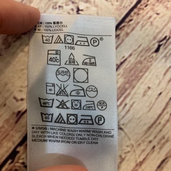 Banana Republic Chambray Button Down (M) - Picture 5 of 5